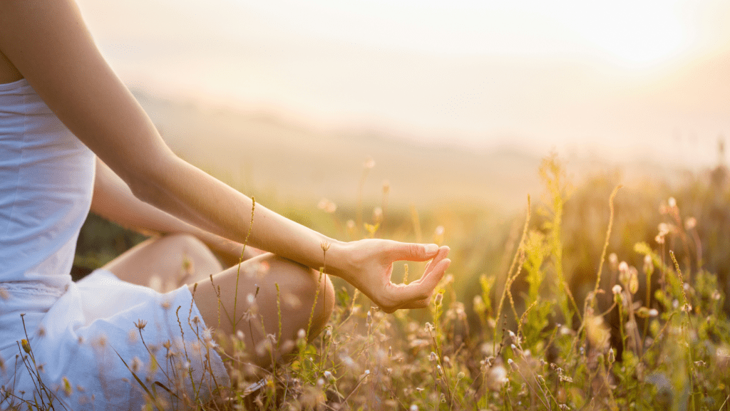 žena meditira i rešava stres