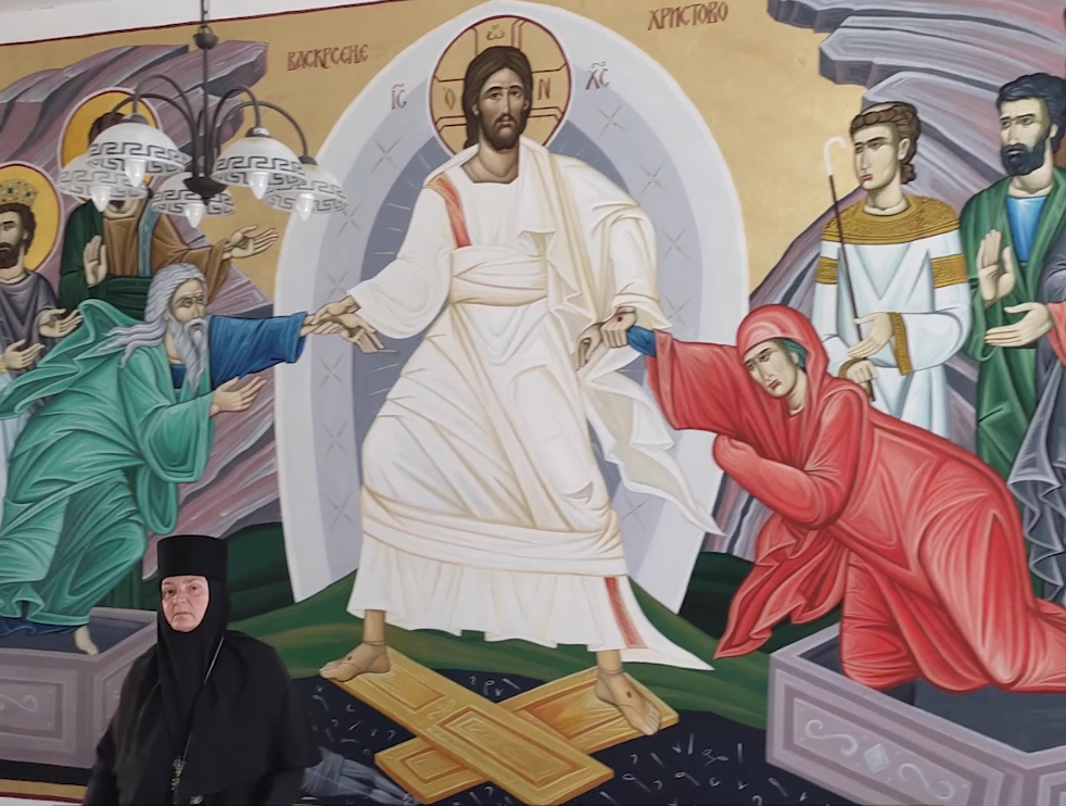 Igumanija Antonina Simić ispred freske Isusa Hrista